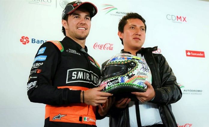 checo-recibe-casco-f1-mexico